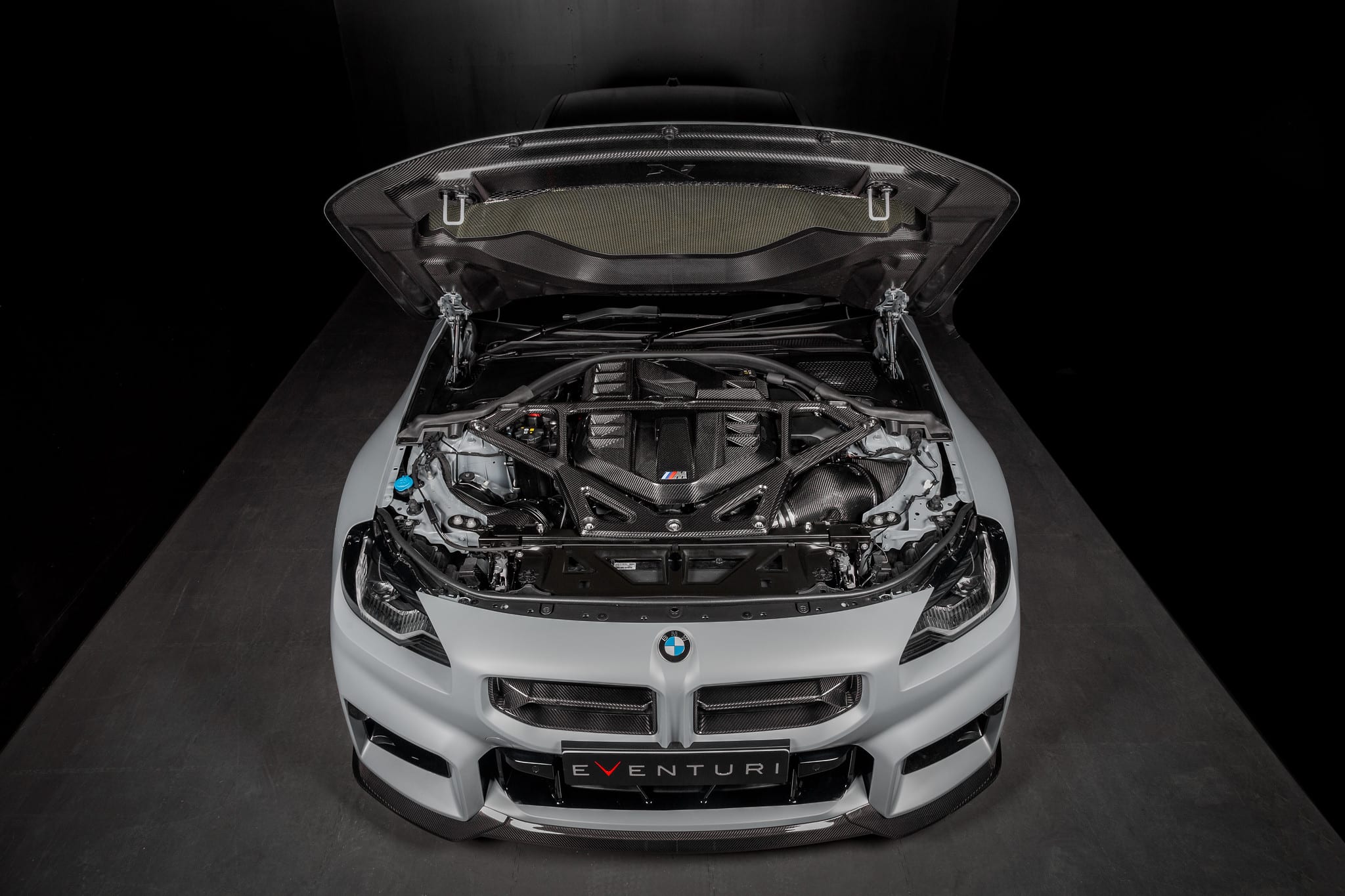 Eventuri Carbon Fiber Front Upper Strut Brace pour BMW G80/81/82/83/87 M2/M3/M4 Previous Next Eventuri Carbon Fiber Front Upper Strut Brace — image 5