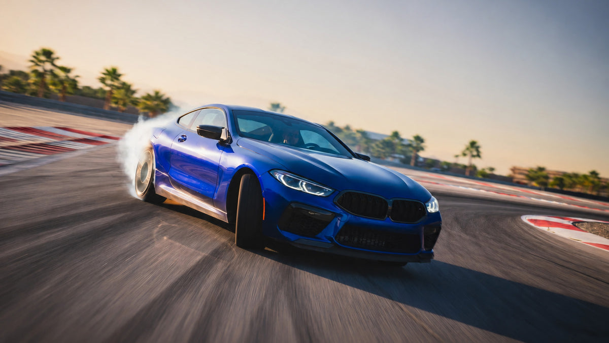 BMW bleue en glisse sur circuit — univers performance Auto Run Perf